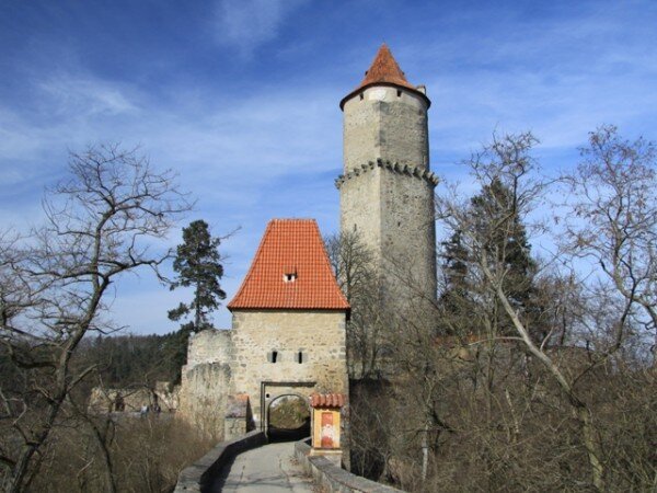 Karel IV. se svou družinou navštíví také královský hrad Zvíkov. 
