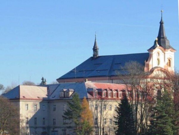 Klášter v Nové Pace sloužil dříve jako nemocnice. Své služby v něm chce do budoucna poskytovat nezisková organizace Život bez bariér sídlící ve vedlejší budově.