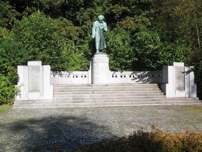 Náklady na vytvoření kopií reliéfů byly zhruba 800 tisíc korun a podílely se na nich firmy z Karlových Varů a z regionu.