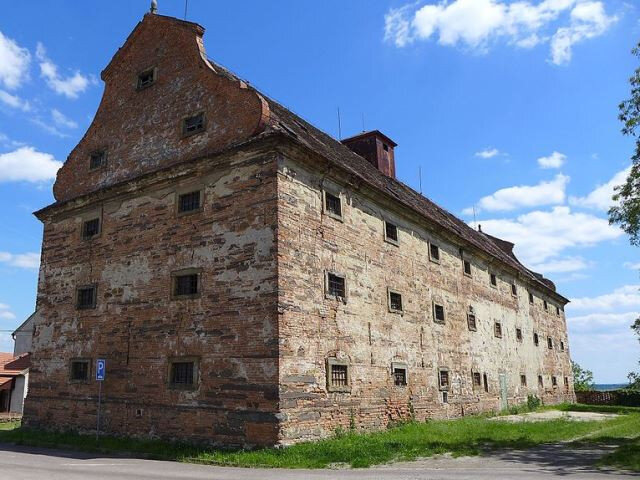 Z programu Podpora rozvoje v oblasti kultury a památkové péče byla financována oprava střechy barokní sýpky v Miroslavi.