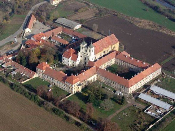 Areál benediktinského kláštera v Rajhradě. 