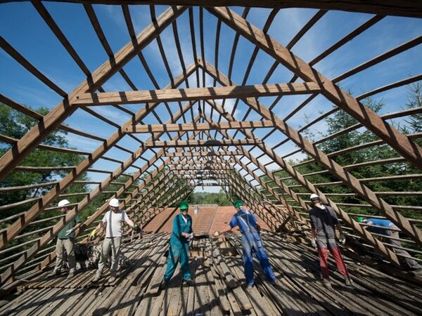 Rekonstruovaná polygonální stodola bude po dokončení sloužit svému původnímu účelu.