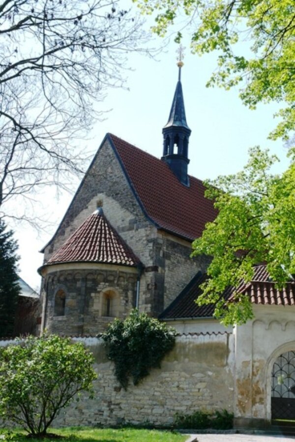 Konference bude spojena s praktickou ukázkou horkovzdušné sanace krovu kostela Stětí sv. Jana Křtitele v Dolních Chabrech. 