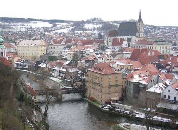 Jedním z nejznámějších českokrumlovských mostů je historický Lazebnický, který spojuje Vnitřní město a Latrán pod zámkem.  