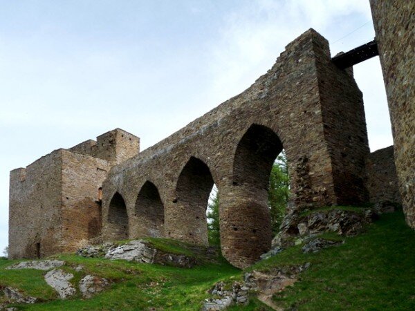 Hrad Velhartice potřebuje zpevnit skály, na nichž byl na přelomu 13. a 14. století pány z Velhartic postaven.