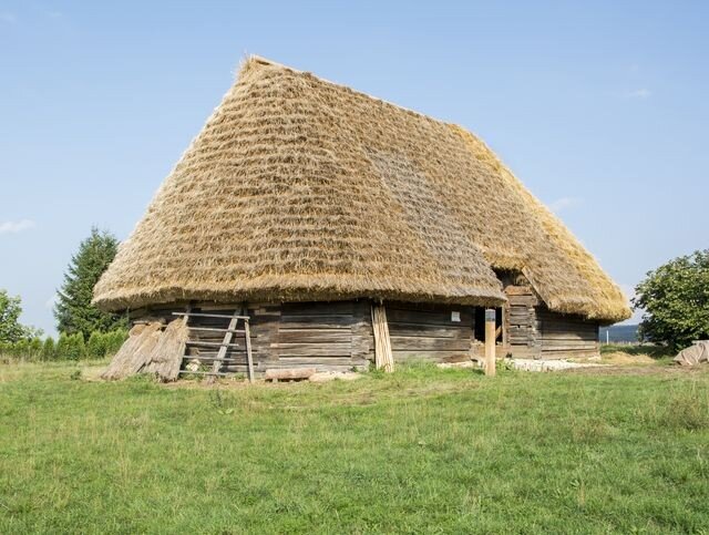 Zrekonstruovaná polygonální stodola s doškovou střechou