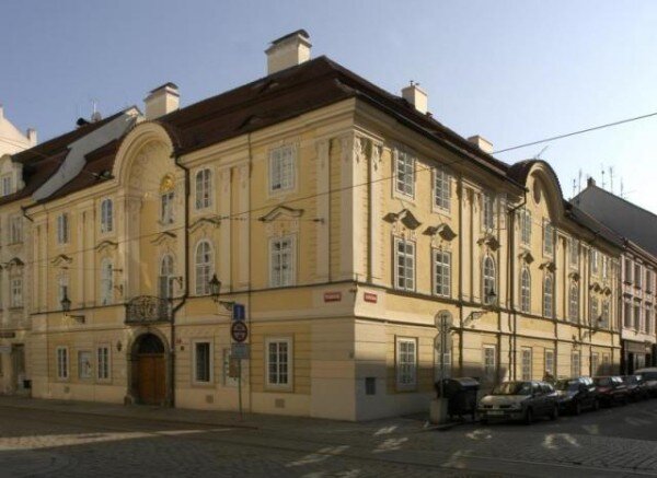 Národní památkový ústav, územní odborné pracoviště v Plzni sídlí v historické budově domu U Zlatého slunce.