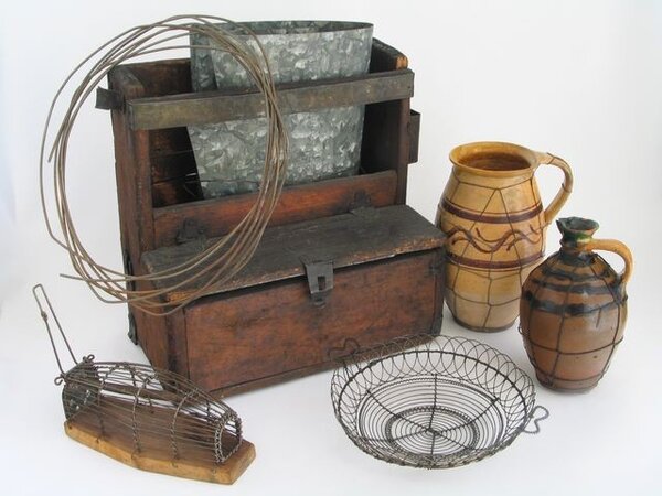 Výstava prezentuje ukázky z drátenického řemesla.