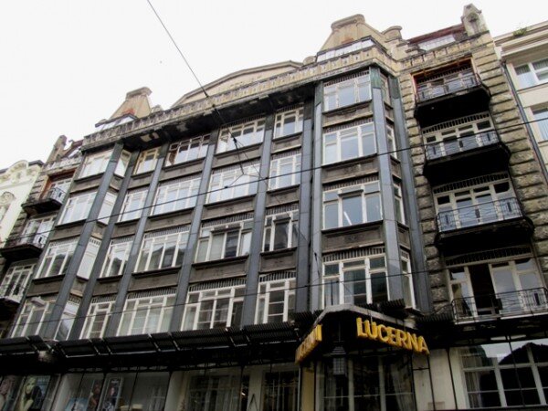 Jedna z exkurzí zavede návštěvníky do paláce Lucerna na Novém Městě.