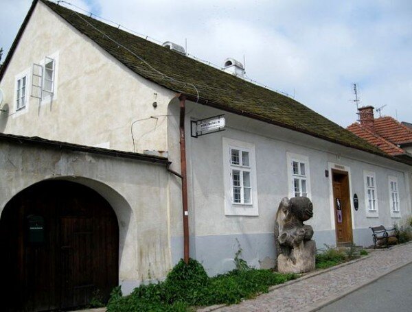 Domek Josefa Portmana vyzdobil malíř a spisovatel Josef Váchal malbami na stěnách a stropu svým osobitým stylem. V Krvavém románu ho pak nazval Portmoneem.