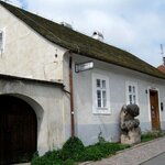 Domek Josefa Portmana vyzdobil malíř a spisovatel Josef Váchal malbami na stěnách a stropu svým osobitým stylem. V Krvavém románu ho pak nazval Portmoneem.