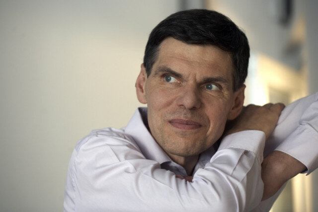 Dalibor Dědek založil Nadaci Jablotron, která aktivně a systematicky podporuje veřejně prospěšné aktivity. 