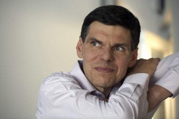 Dalibor Dědek založil Nadaci Jablotron, která aktivně a systematicky podporuje veřejně prospěšné aktivity. 