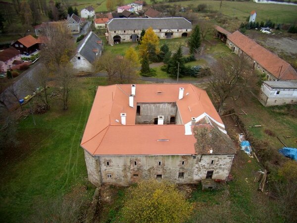 Současný pohled na areál bernartické tvrze s okolními hospodářskými objekty