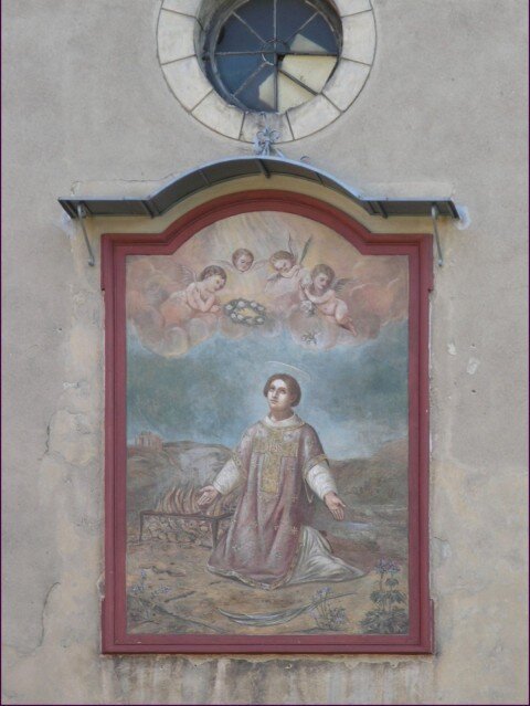 V kostele sv. Vavřince je až do 2. února 2012 vystaven opravený klášterní betlém z roku 1922. Na snímku je obraz sv. Vavřince na zdi kostela.