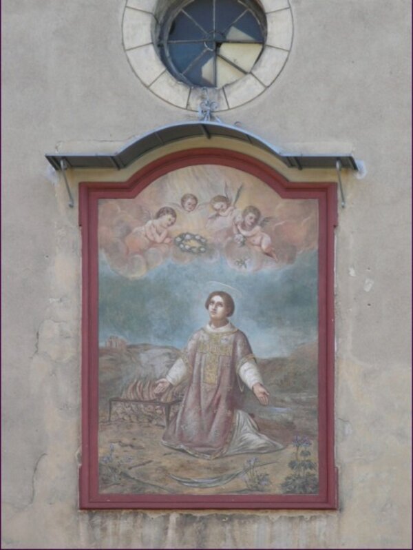 V kostele sv. Vavřince je až do 2. února 2012 vystaven opravený klášterní betlém z roku 1922. Na snímku je obraz sv. Vavřince na zdi kostela.