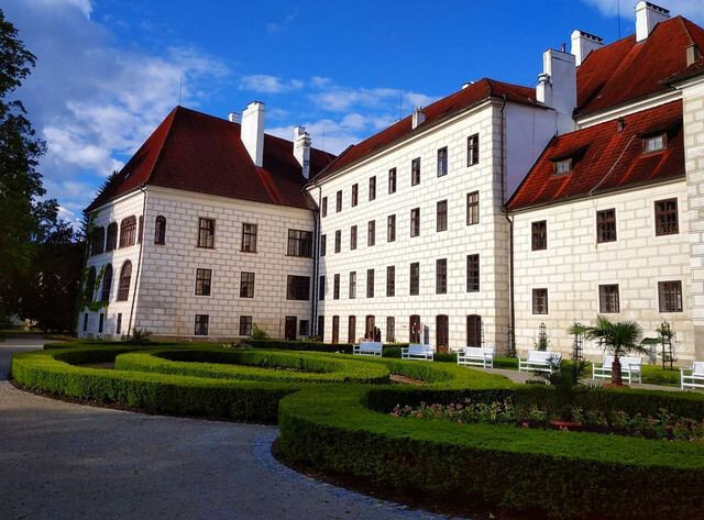 Náklady na revitalizaci zámeckého parku se vyšplhaly na 6,8 milionů korun.