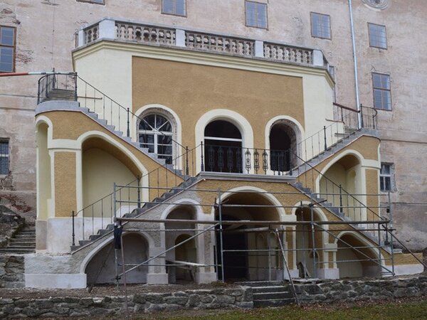 Třípodlažní sala terrena byla k jižnímu průčelí přistavěna druhotně ve druhé polovině 19. století zřejmě dle rozhodnutí kněžny Vilemíny z Auerspergu, rozené z Colloredo-Mansfeldu.