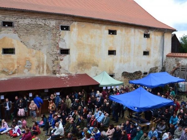 Folkový festival v Čečovicích bývá hojně navštěvovaný.