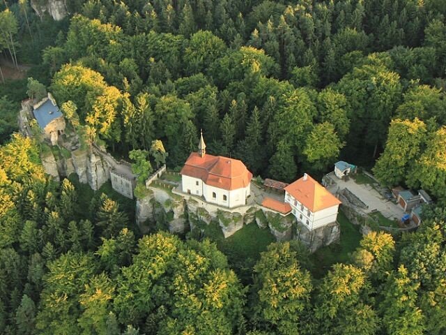 Letecký pohled na hrad Valdštejn