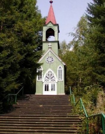 Dřevěná kaple byla postavena z darů poutníků v roce 1897 jako připomínka 23 mariánských zjevení v letech 1892–1895.