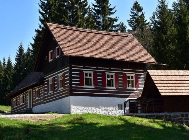 Historii sklářské osady přibližuje expozice v Liščí boudě.