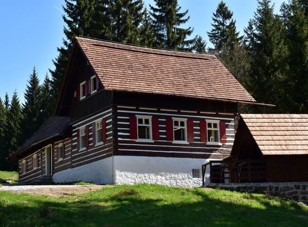 Historii sklářské osady přibližuje expozice v Liščí boudě.