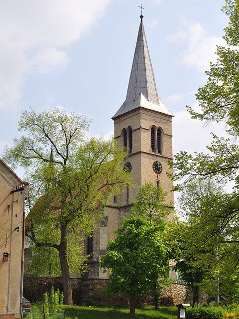Kostel vznikl v letech 1905–1907 podle plánů lounského architekta Františka Davida. 
