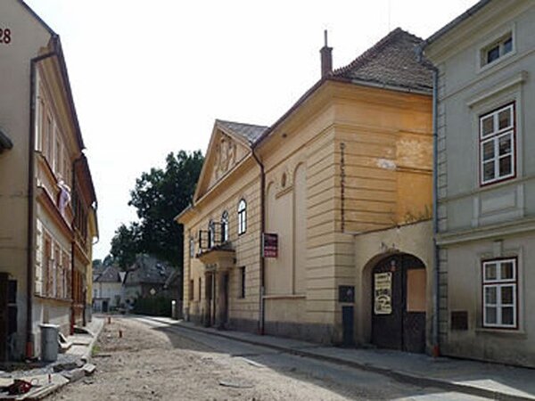 Celkový pohled na památku z ulice