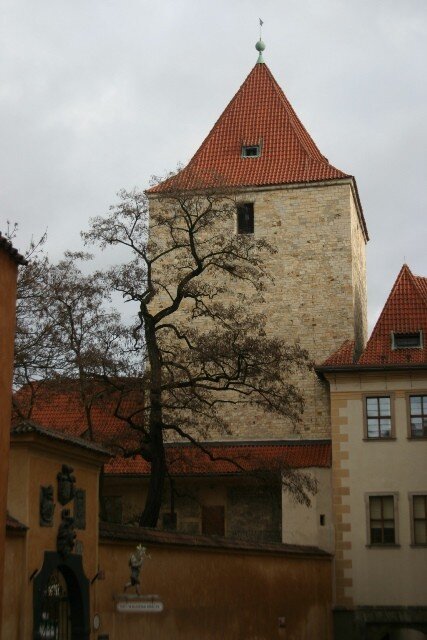 Staré purkrabství leží ve východní části ostrožny Pražského hradu mezi Černou věží, Jiřskou ulicí, Zlatou uličkou a Daliborkou.