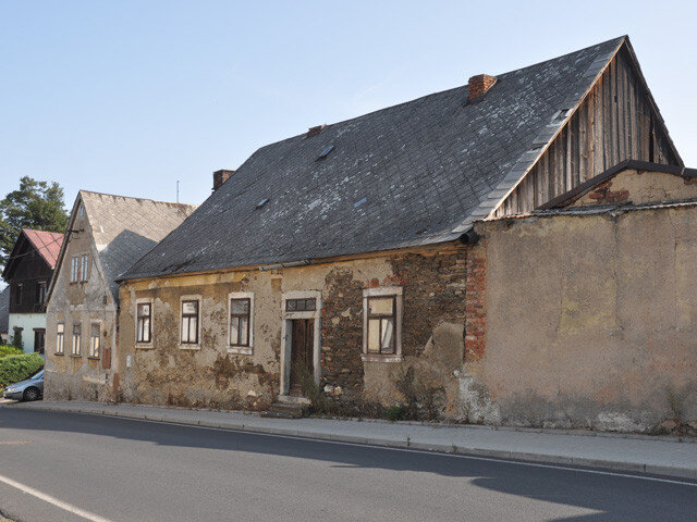 Oba propojené domy představují charakteristický příklad maloměstské architektury česko-německého pomezí z 2. poloviny 18. století až po 1. polovinu 20. století.
