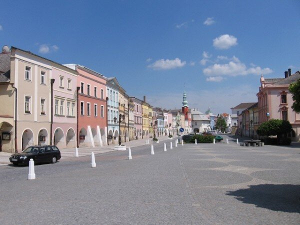Náměstí Míru ve Svitavách, v pozadí červená radnice s věží vedle domu U Mouřenína