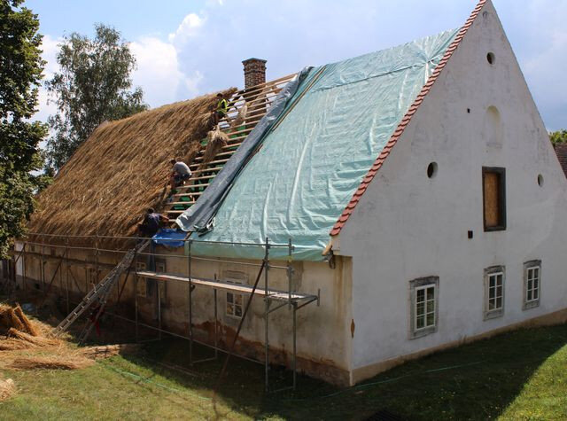 Kvůli velké ploše střechy vyráběla firma Františka Pavlici letos došky pouze pro boleveckou usedlost.