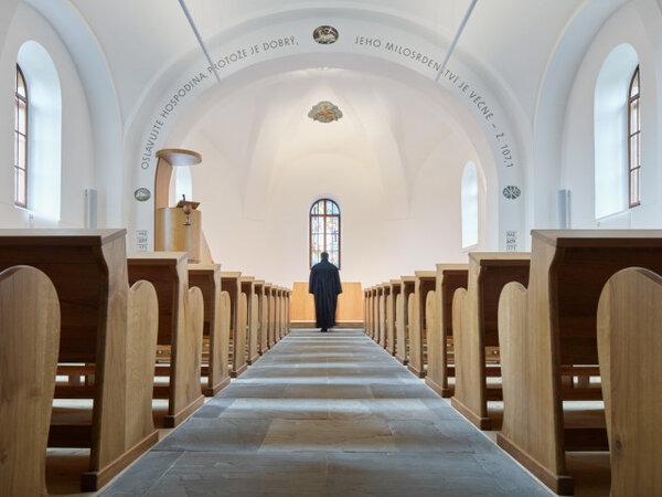 Interiér evangelického kostela v Hodslavicích po obnově