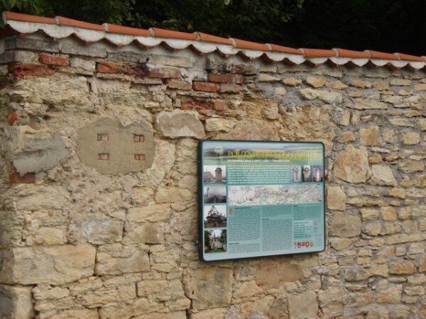 První z chystaných šesti informačních panelů, které budou provázet poutníky na starobylé barokní cestě z Prahy do Hájku.