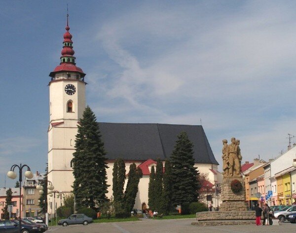 Celková výška kostela sv. Mikuláše v Bílovci má více než 50 metrů a je významnou dominantou města. Archivní snímek.