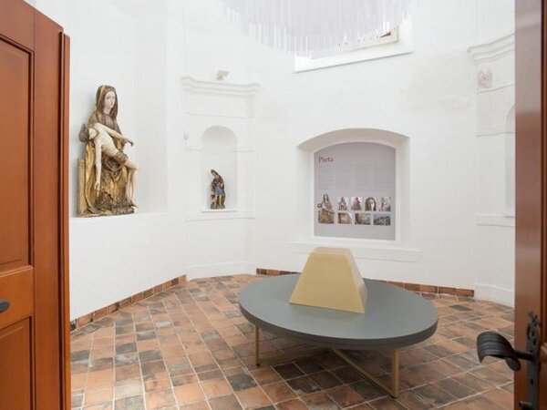 Patrová zděná budova obdélného půdorysu stojí na nároží ulic Míru a Kodešovy, severozápadně od náměstí T. G. Masaryka.