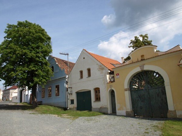 Mezi tři vesnické památkové rezervace na území města Plzně patří také Koterov (na snímku).