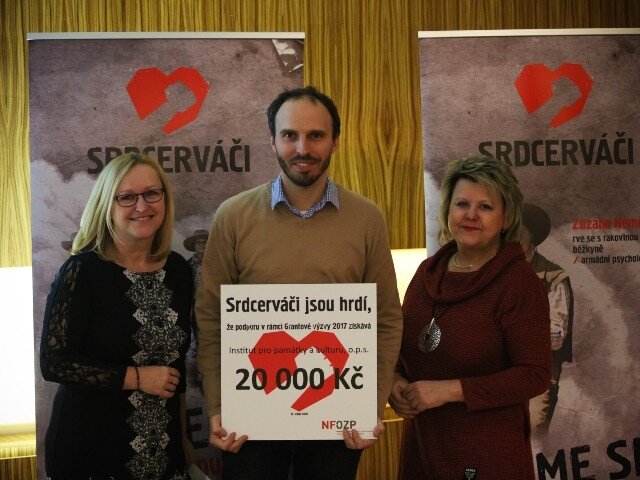 Symbolický šek s částkou 20 tisíc korun převzal ředitel Institutu pro památky a kulturu Aleš Kozák.