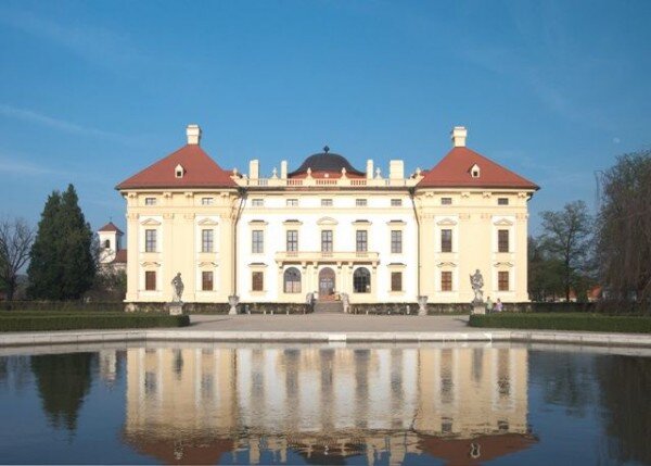 I přes pokračující práce na opravách fasád slavkovského zámku není nijak omezen návštěvnický provoz.  