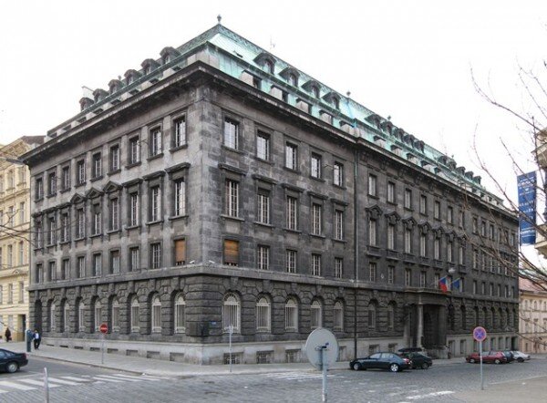 Petschkův palác je novoklasicistní budova, kterou v letech 1923 - 1929 nechal podle návrhů architekta Maxe Spielmanna postavit bankéř Julius Petschek jako Bankovní dům Petschek a spol. 