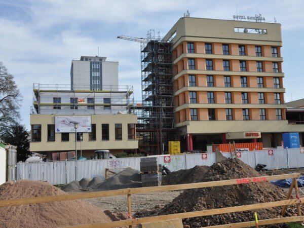 Na místě budoucích garáží u hotelu Bohemia byla objevena rituální židovská lázeň. Archelogové by ji rádi prohlásili za kulturní památku a zachovali ji. 