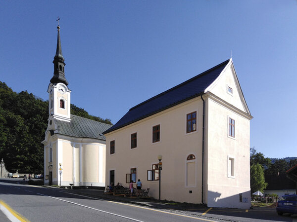 Objekt bývalé fary je na mapách stabilního katastru znázorněn v roce 1833.