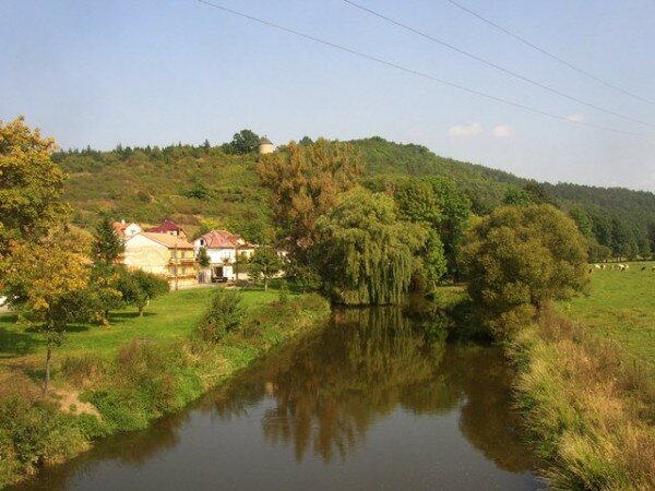 Na jeden mlýn na Úslavě připadly necelé dva kilometry toku, kromě mlýnů poháněla voda z řeky i další zhruba dvě desítky zařízení. Mlýnů bývalo téměř padesát. Řeka Úslava u Starého Plzence.