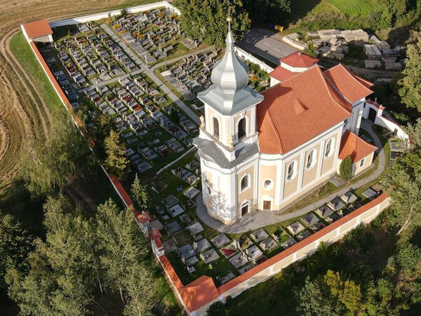 Letecký snímek zachycuje celý areál barokního skvostu Blatenska.