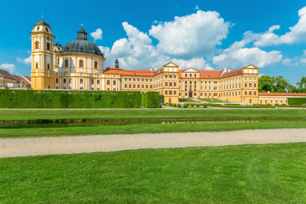 Kostel sv. Markéty s dvouvěžovým průčelím a mohutnou centrální kopulí organicky navazuje na architekturu zámku Jaroměřice nad Rokytnou.