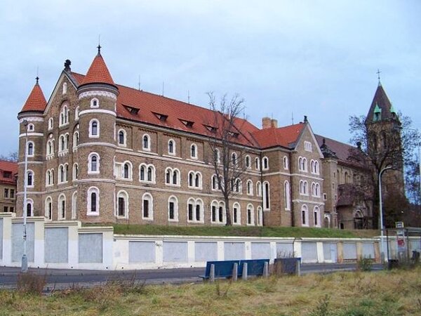 Kostel a klášter sv. Gabriela na Smíchově je nejkompletnější ukázkou beuronského umění.