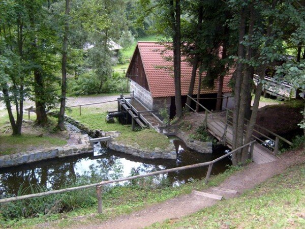 Náhon ve skanzenu Veselý Kopec přivádí vodu k několika technickým památkám lidové architektury.