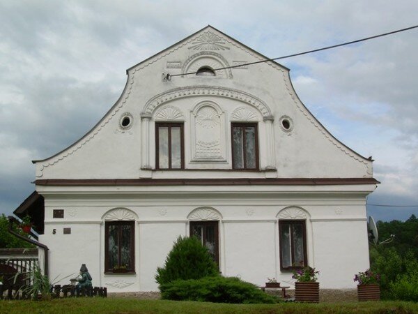 Lidová architektura na Šumpersku se často vyznačovala bohatě zdobenými fasádami domů (ilustrační foto).