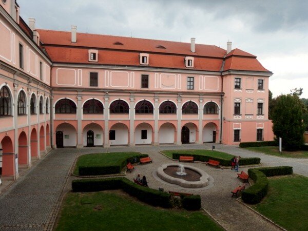 Zámek ve Valašském Meziříčí dostal dnešní podobu při velké barokní přestavbě v 18. století.